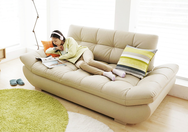 家庭装修，沙发选择真皮还是布艺？这四点对比，解开你的疑虑