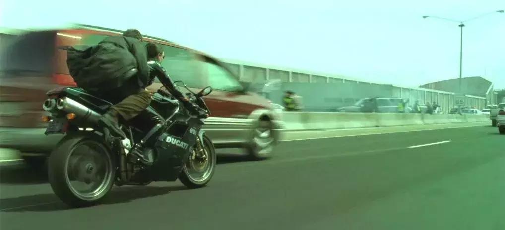 这个男人爱狗如命，颜值可以甩小李子几条街，你不知道的是......