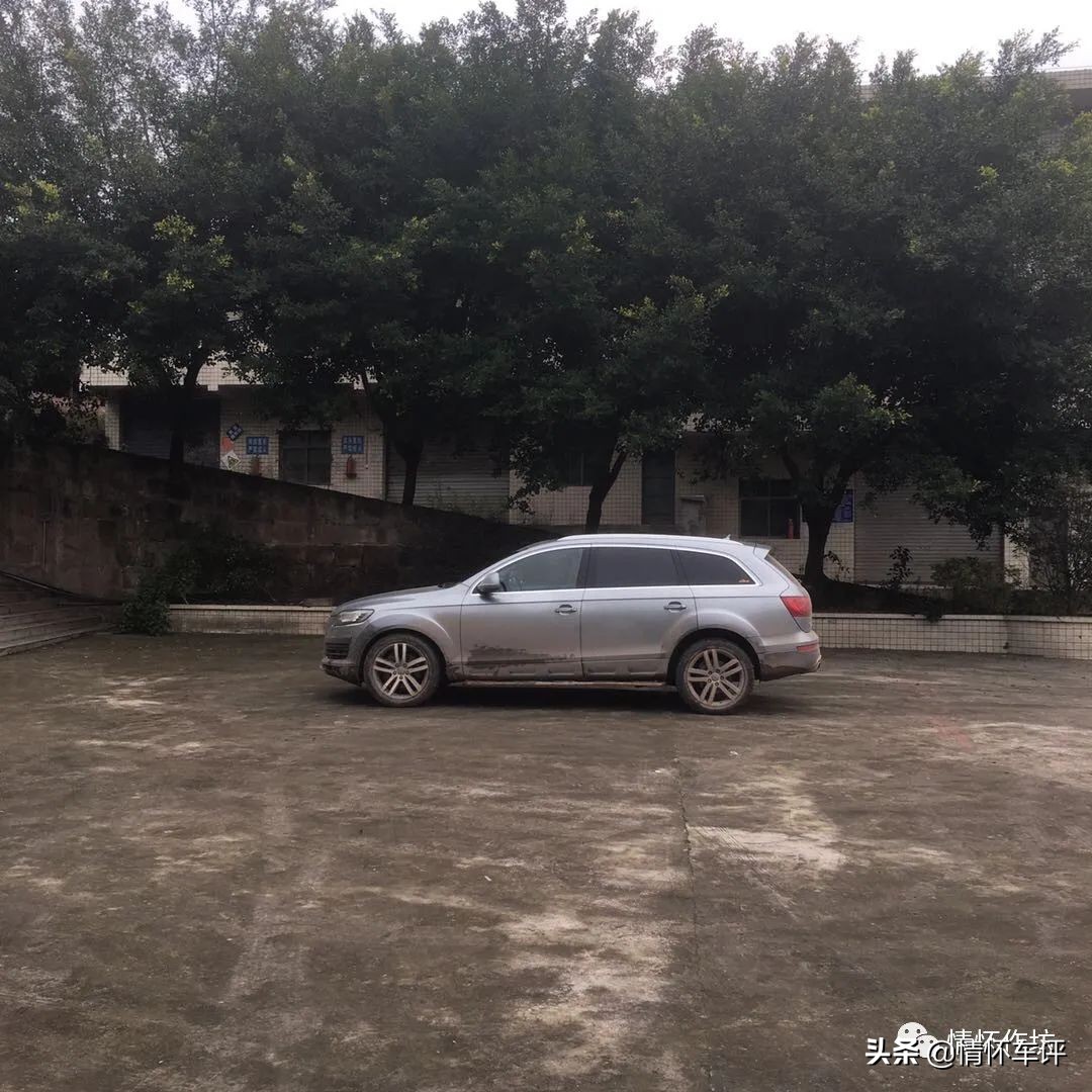 小伙买了一辆奥迪回村,小伙买了台7w的奥迪a7