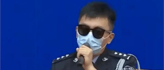 他戴墨镜口罩出席发布会遮得严严实实，化名云警官，，背后的故事...