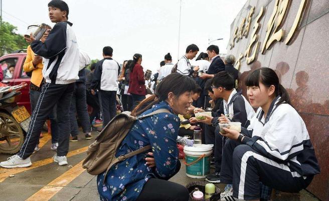 孩子初中住校好还是走读好,初中生选择住校还是走读