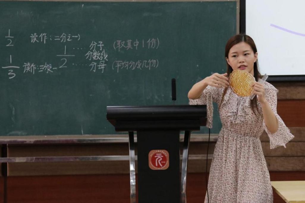 学生*拍偷**老师“囧照”,这些姿势没个几年功力练不出来,逗笑网友