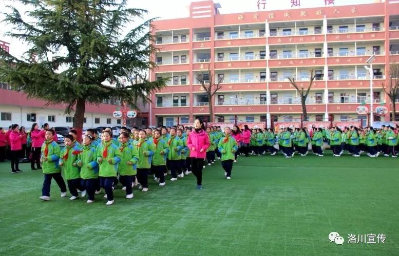 守初心担使命向党旗宣誓,守初心担使命为群众排忧解难