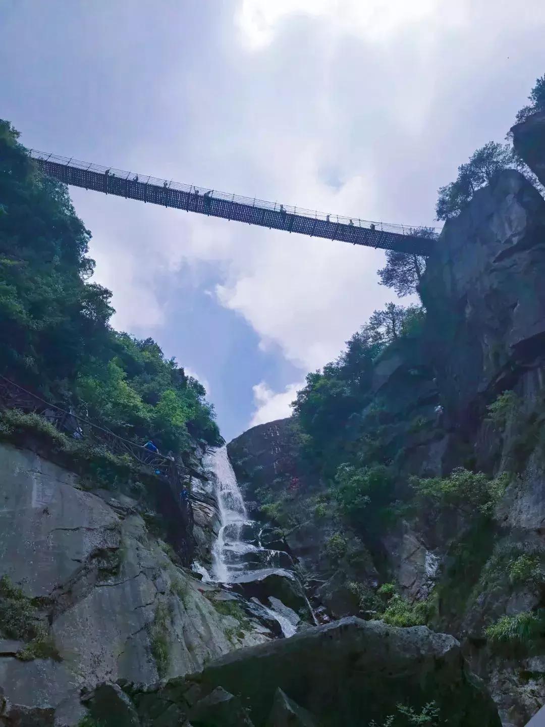 悬崖滑梯风景区,悬崖峭壁雪滑梯