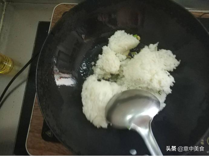 蛋炒饭怎么做不黏不油腻,金黄粒粒分明不油腻的蛋炒饭