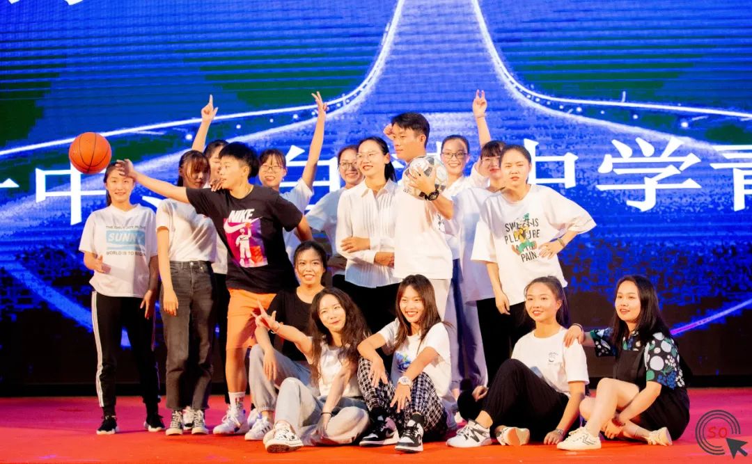 白塔中学2019年庆祝视频,白塔中学表彰大会