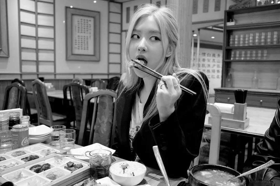 blackpink的朴彩英rosie,blackpink朴彩英澳洲玫瑰歌名