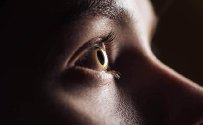 眼睛周边长了一片斑,眼睛里的斑能消除吗