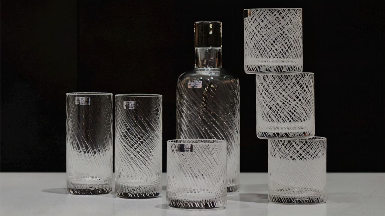 把玻璃烧成艺术品,将玻璃经过高温融化再做成工艺品