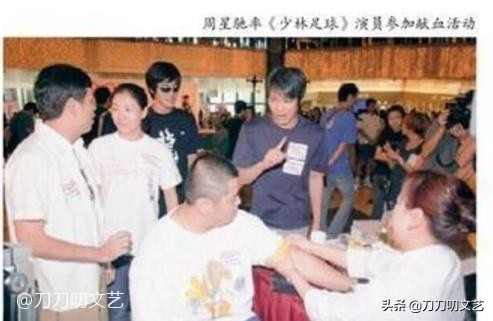 周星驰冲镜头飞吻画面,周星驰飞吻片段