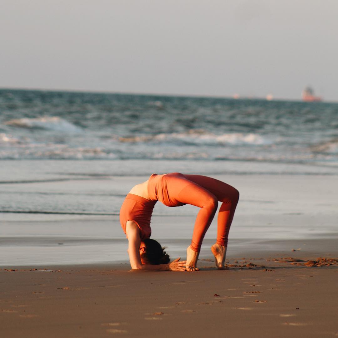 每天拉伸肚子5分钟,每天拉伸腰腹部