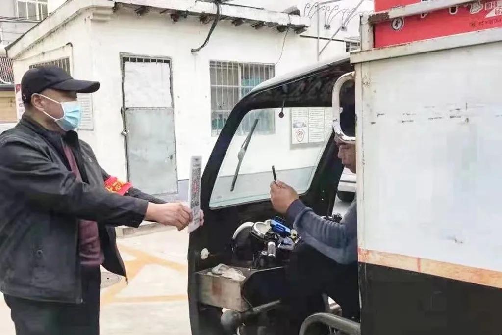 疫情防控暖心执勤,坚守疫情防控点节日慰问暖人心