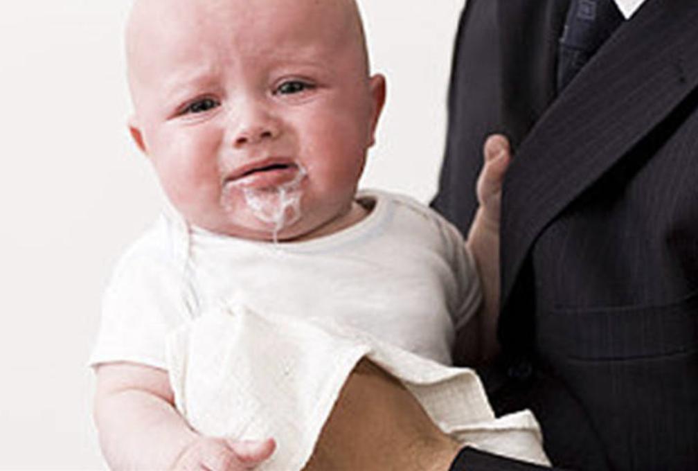 宝宝吐奶频繁怎样办,宝宝吐奶频繁怎么可以缓解