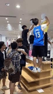 发售1000元，囤货倒卖净赚数万元：这届90后，为什么总被割韭菜？