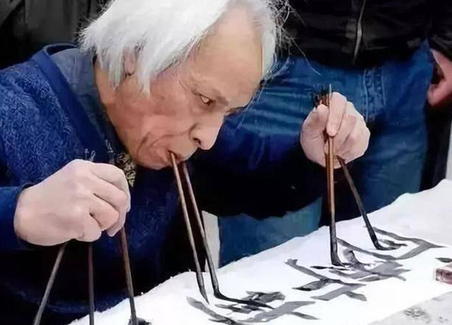 现代书法大师颇受争论，沦为过街老鼠，是谁败坏了书法界？