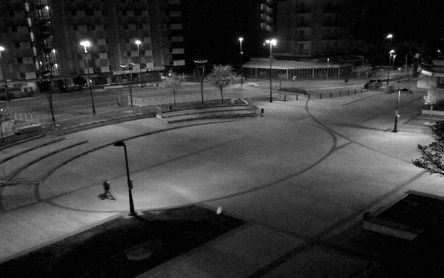 街头监控拍下天使救人,监控拍到国外街头的视频