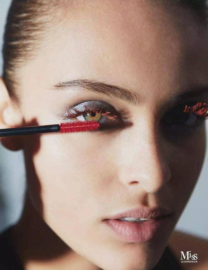 很多品牌推出各种颜色的睫毛膏，却孤零零地躺在专柜里无人问津