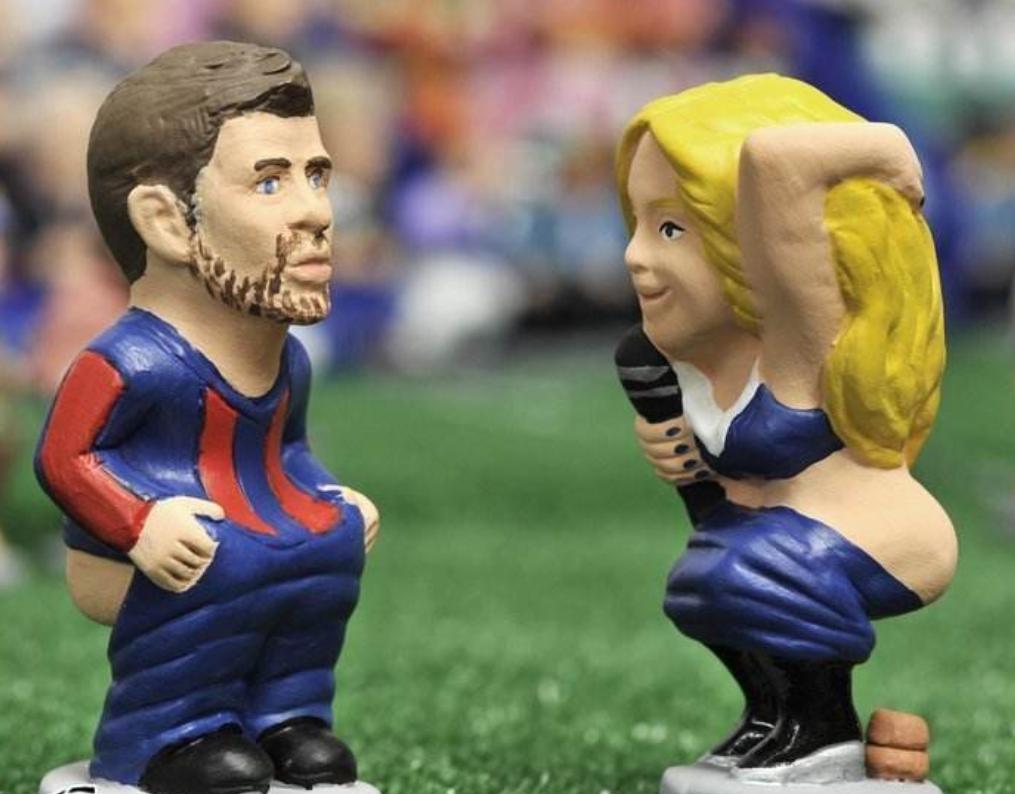 梅西被制作成“大便玩偶”，手抱金球拉粑粑，皮克夫妇形象更逗