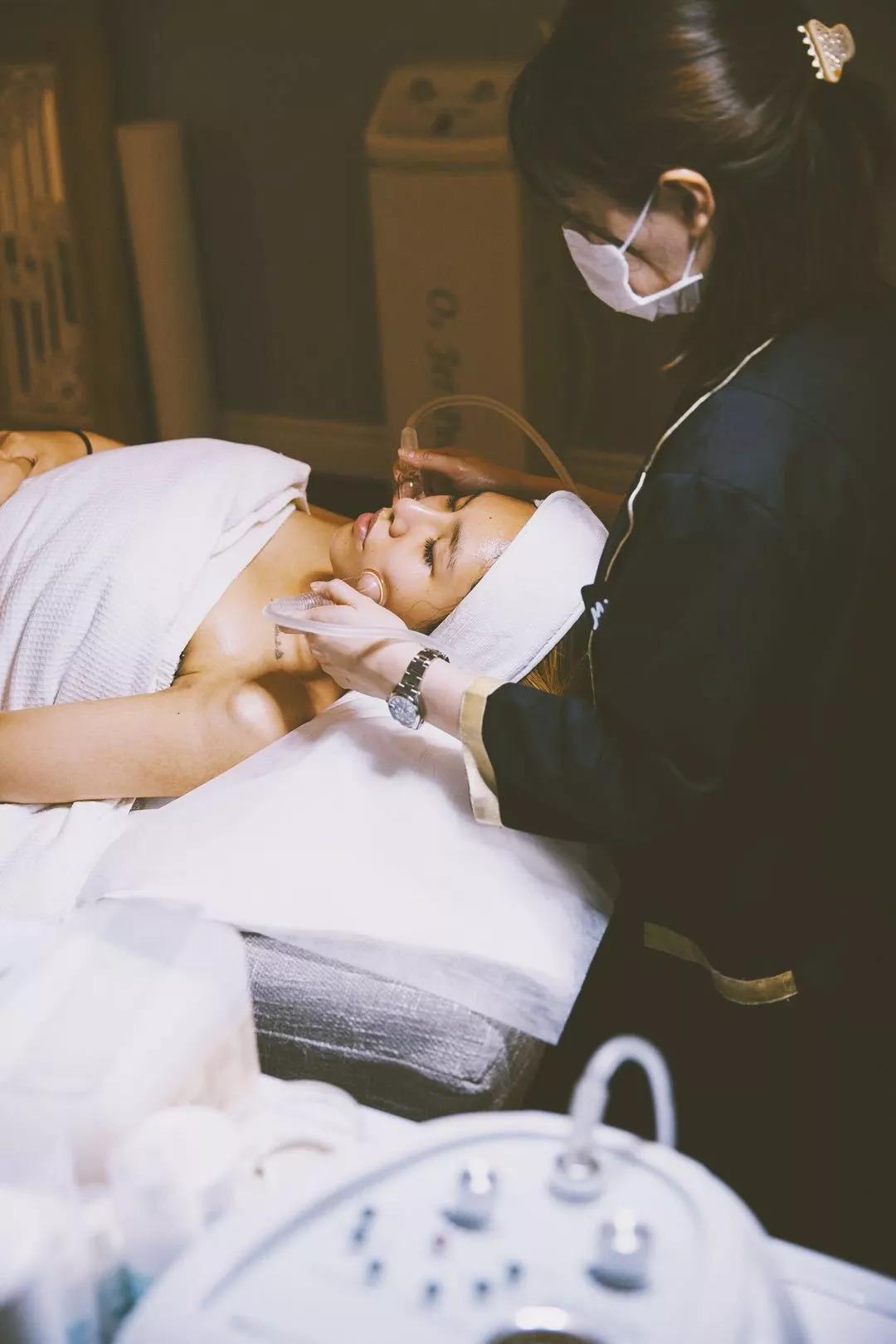 19岁女生打“美容针”脸肿得像包子，到医院检查，医生怒斥：无知