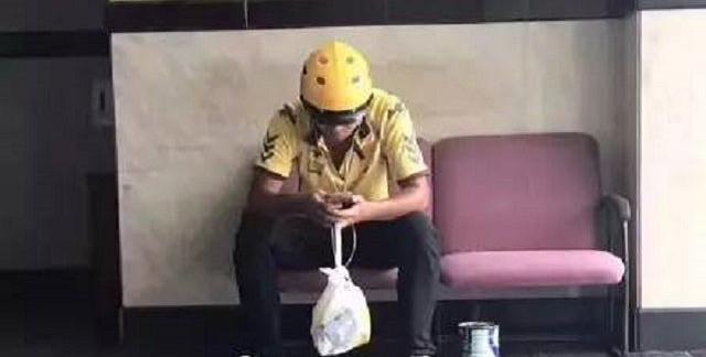 外卖小哥半夜送餐，女顾客要求捎盒那个，小哥掏出200小费愣住