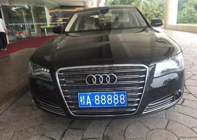 两车碰撞看到车牌笑了,两车相撞后车主相视一笑