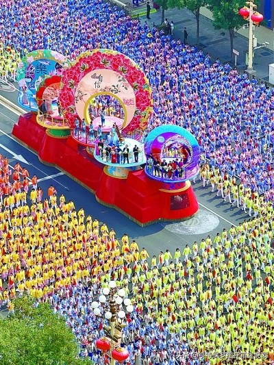 中华文化、绿水青山、祖国万岁亨特保罗拉杆箱主看国庆彩车华章