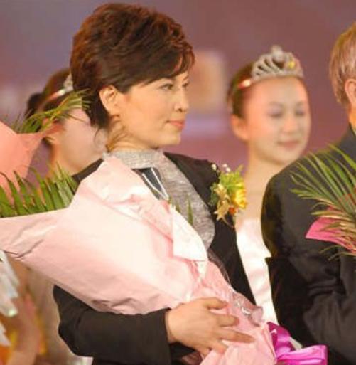 主持前收到消息儿子坠楼,主持人儿子坠楼现在怎样了