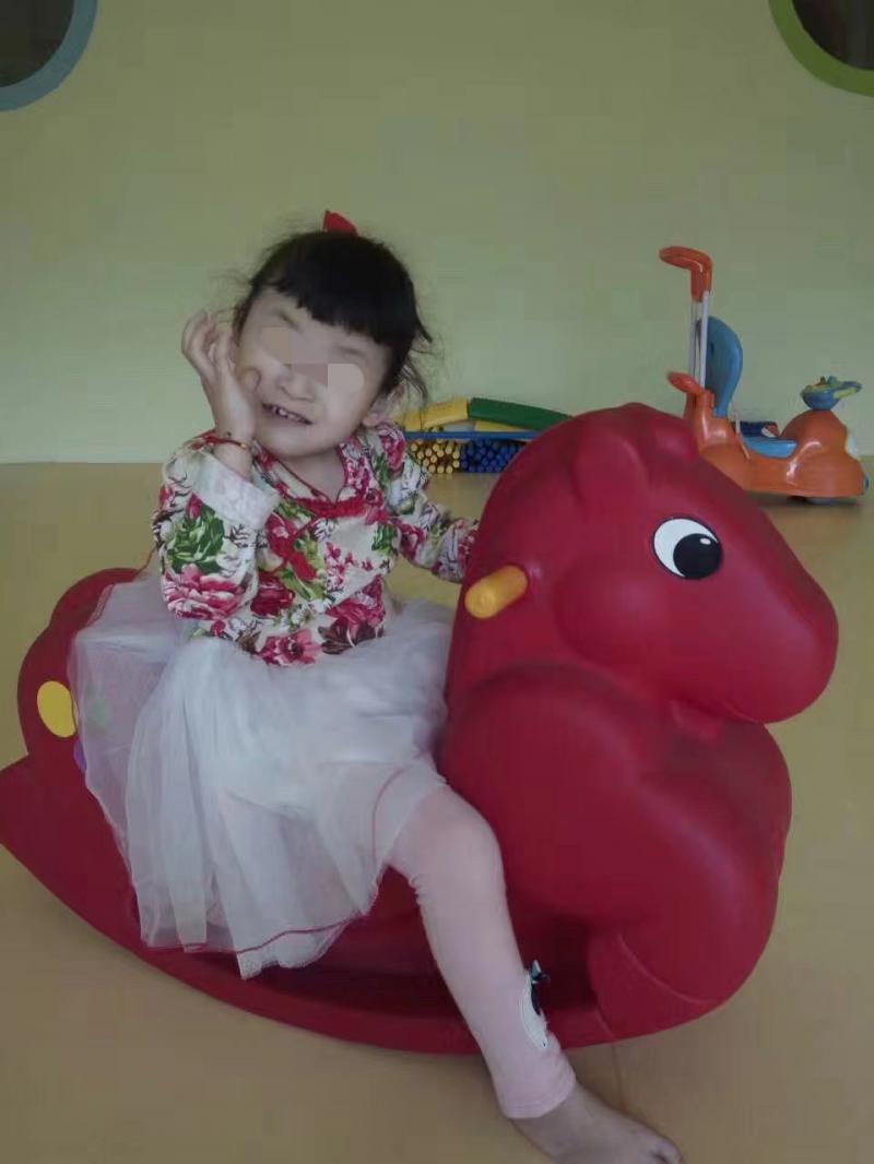 夫妻收养重病弃婴16年花费50万,夫妇收养弃婴近7年无法落户上学