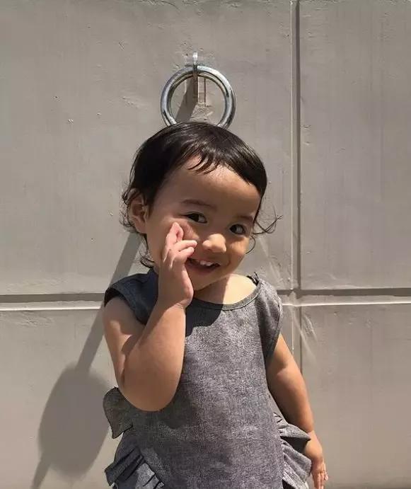 晒女儿搞怪丑萌照,亲妈狂晒女儿丑照