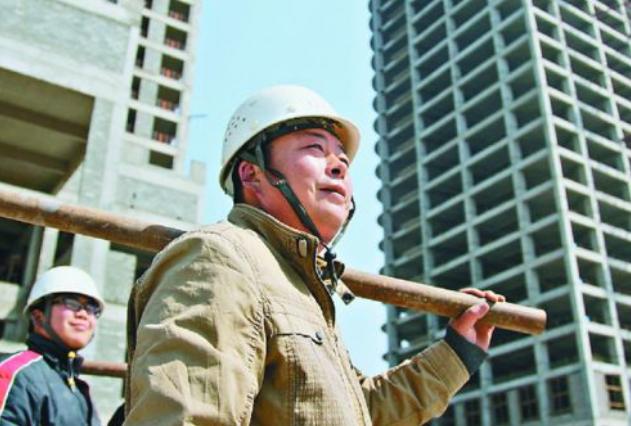 五一前拿到血汗钱，251名工人喜笑颜开，一起呵护最可爱的人