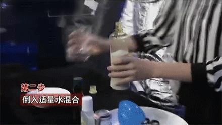 荧光棒弹伤眼睛男孩脱落显失明,男孩眼球被溶化的原因