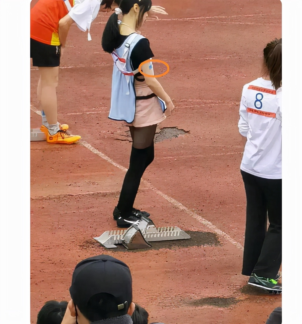 女学生赛跑穿黑丝夺冠军,网友表示伤风败俗,另一男生也穿黑丝JK