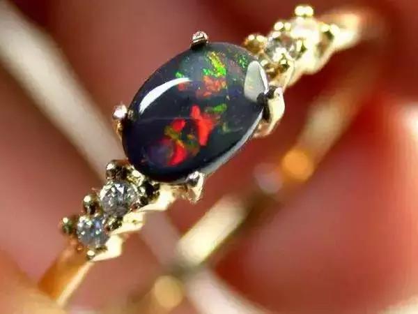 欧泊宝石黑色,好看的欧泊宝石