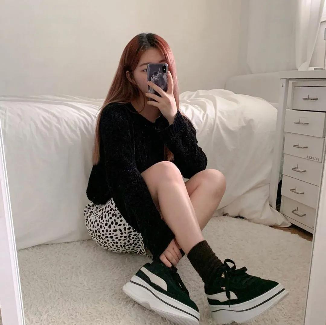 为什么韩国人总能把丑鞋穿成爆款，拍照技巧发色妆容，配饰少不了