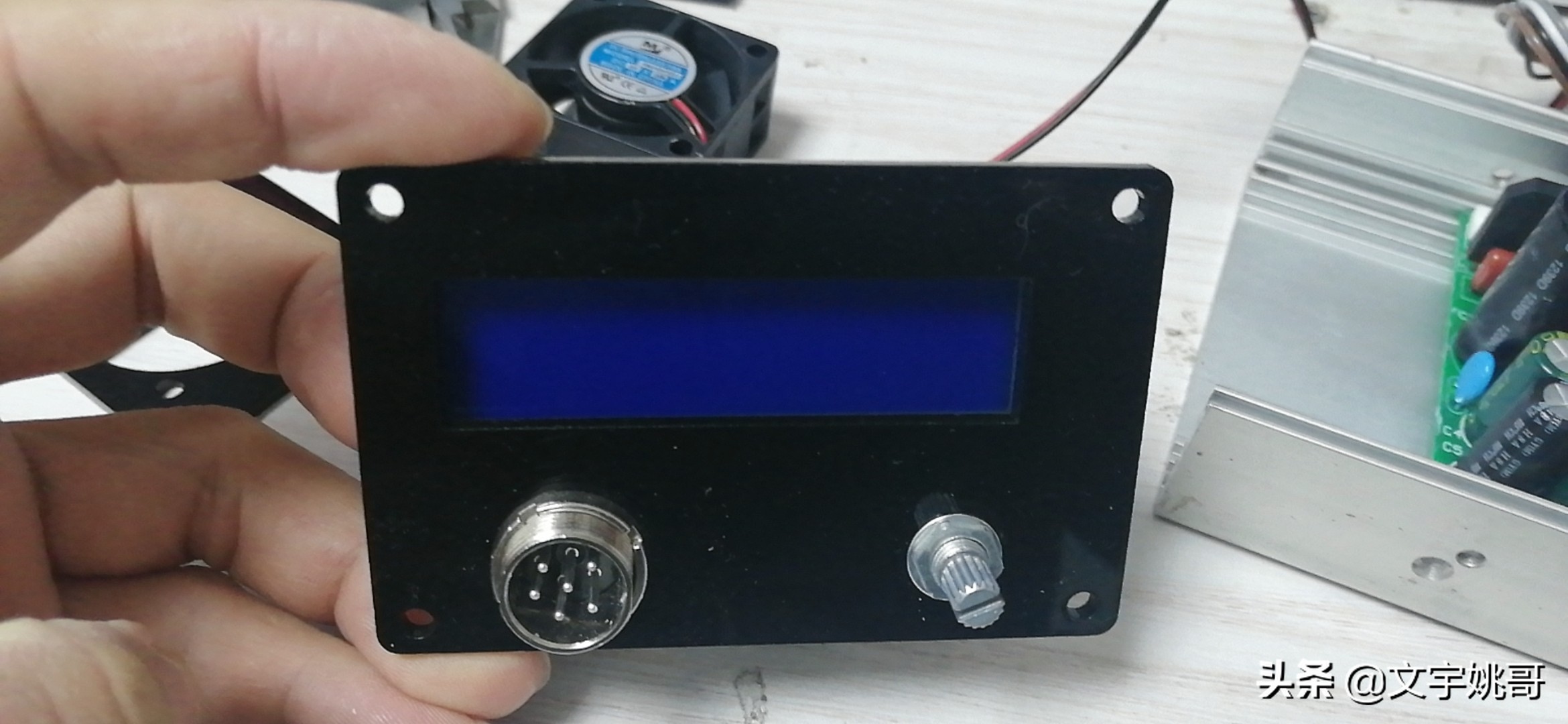 还在玩T12吗?快来看看用WY710高频烙铁主板组装台高性能高频烙铁