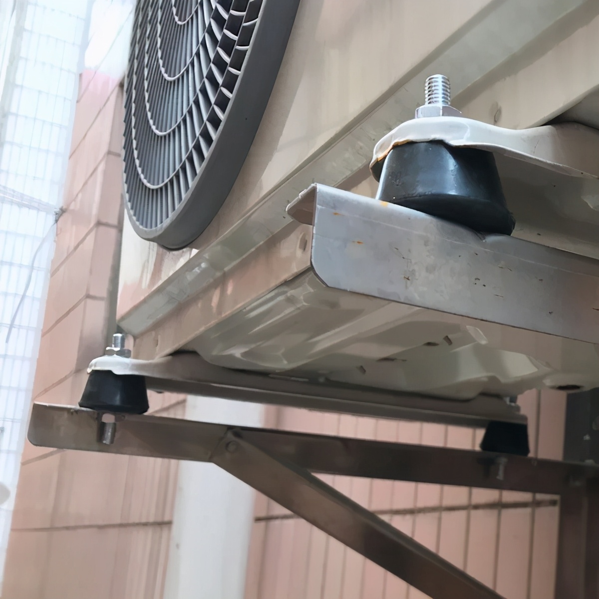 空调外机的噪音影响睡眠,大功率空调外机噪音扰民