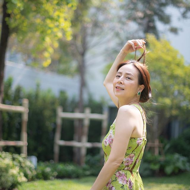 56岁泰国华裔富婆跪拜苏提达,泰国第一美女香奈儿