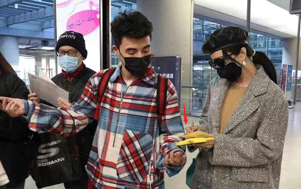 范冰冰最近出席活动照片一身西装,范冰冰戴棒球帽戴墨镜现身机场