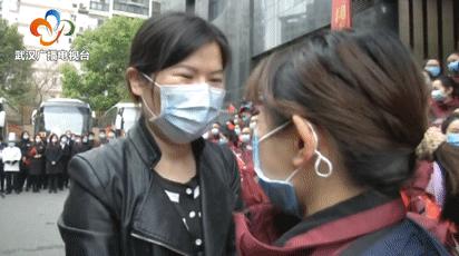 最高的礼遇最深的敬意,最高礼遇迎接英雄凯旋路人鸣笛