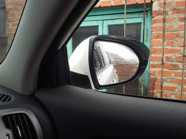 下雨天侧窗玻璃模糊看不清后视镜,怎样使汽车后视镜下雨天不模糊