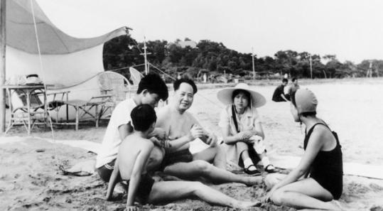 毛主席63岁游长江,81岁仍试图游湘江,但在游泳上,却还是有遗憾