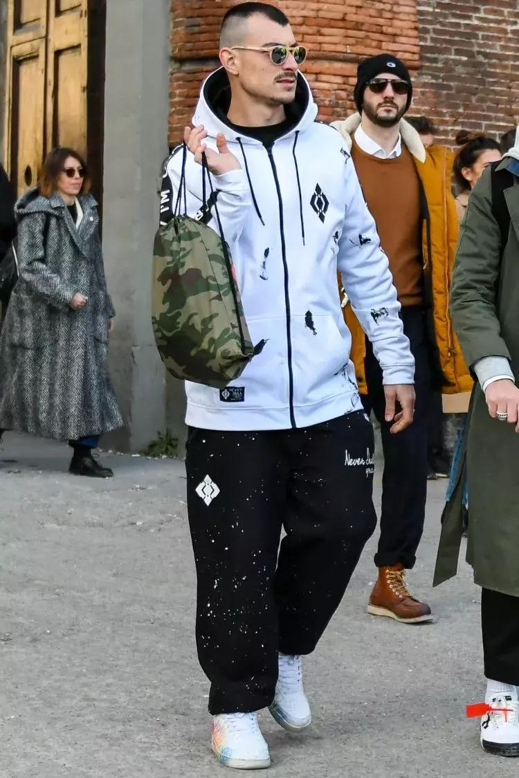 运动裤的多种穿搭方式,男生灰色运动裤怎么穿搭