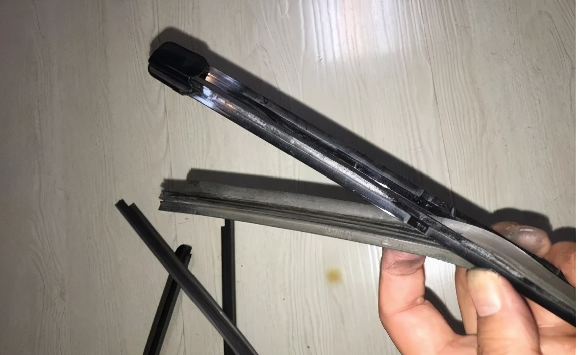 奥迪a4l雨刮器视频,奥迪a4l雨刮器加水口在哪里