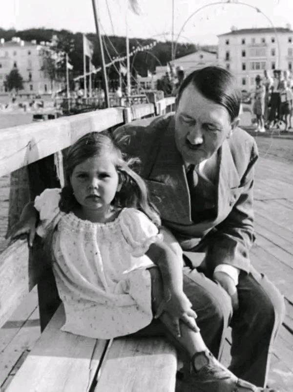 21张罕见的历史老照片：1931年在英国街头香烟贩卖机，投一币一支