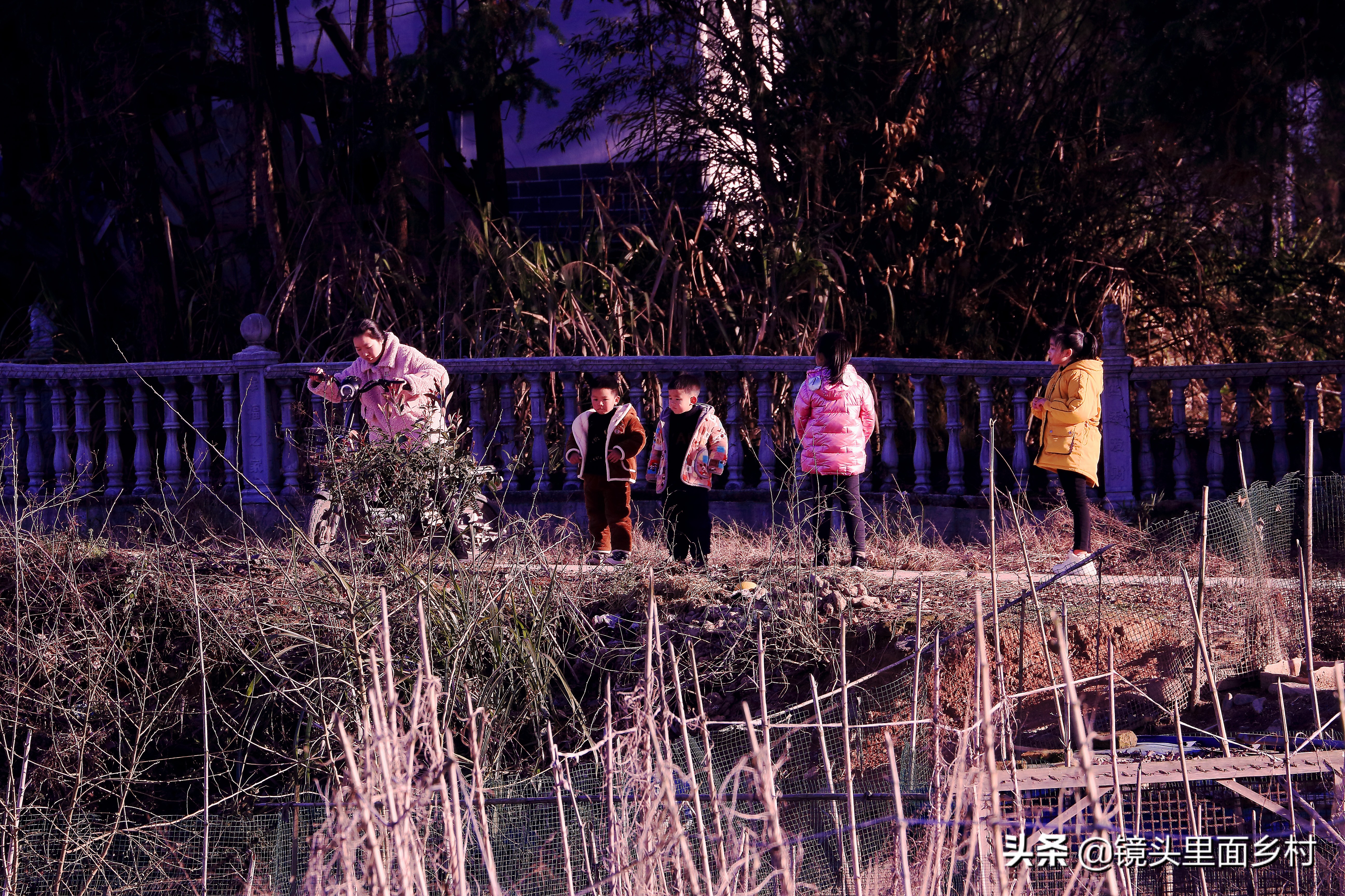 江西修水县何市镇奇异的风俗，元宵节要打大龄未婚男女屁股