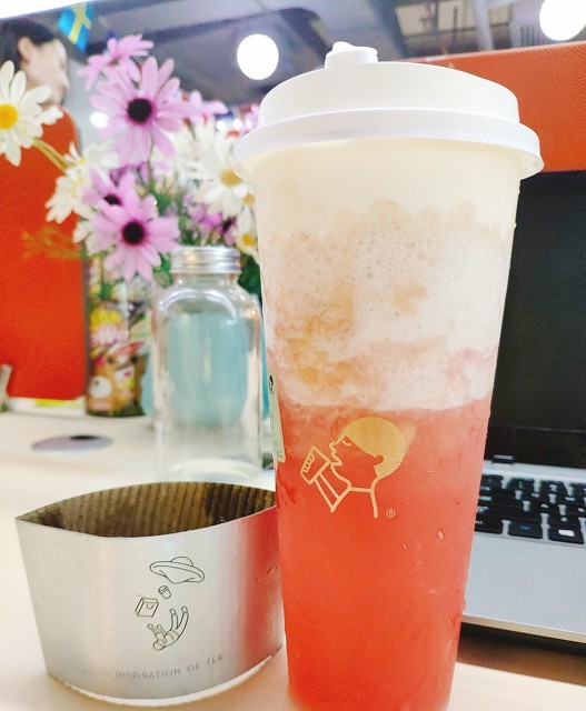 上班像上坟的打工人,为什么要靠奶茶续命