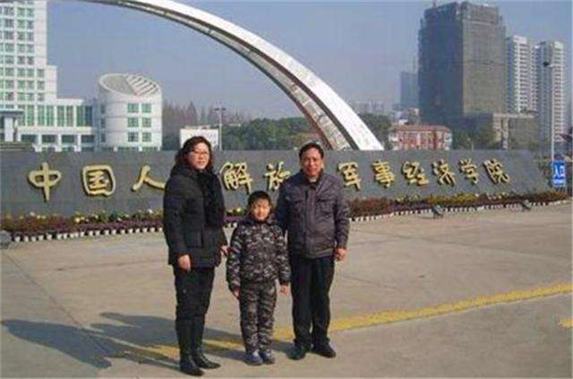 8岁男孩特异功能被特招入伍,河南八岁神童现在还在部队吗