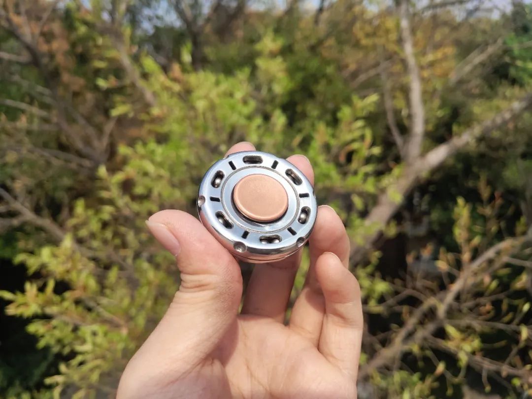 这个指尖陀螺不仅能转,还能啪啪啪?