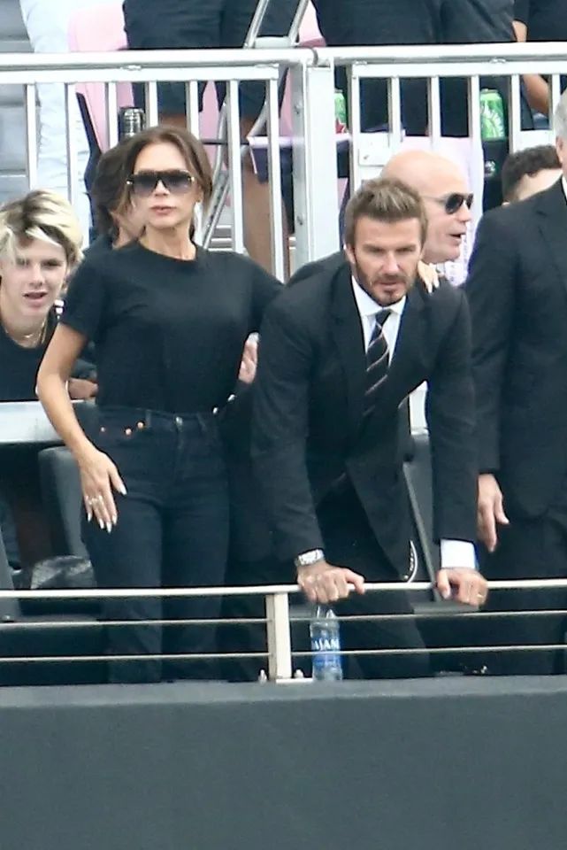 贝克汉姆年轻时穿西装帅照,贝克汉姆穿西装帅气照片