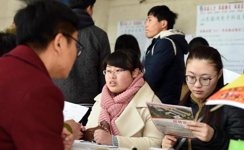 学生刚适应“996”工作制，却又迎来“715”，毕业生叫苦连天